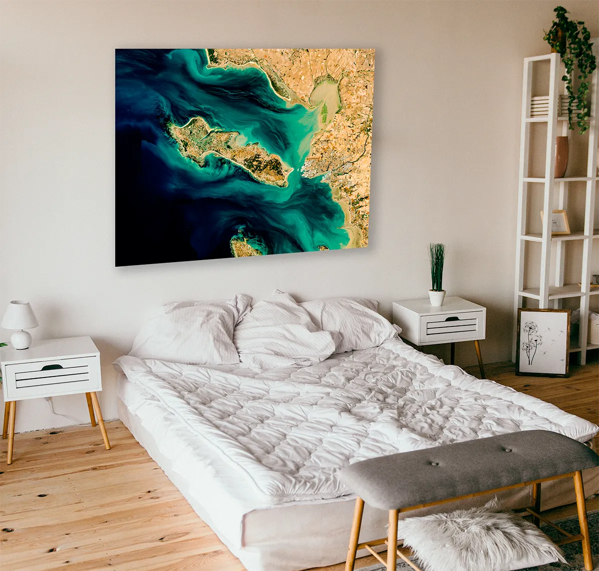 Mise en situation de L’île de Ré au-dessus d’un lit, dans une chambre lumineuse.