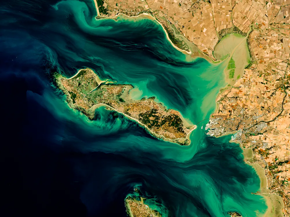 L’île de Ré et les côtes de Charente-Maritime entourées de courants turquoise dans l’Atlantique.