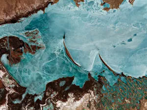 Lac Balkhash — Le lac figé par le froid offre des nuances de bleu et un réseau de fissures.