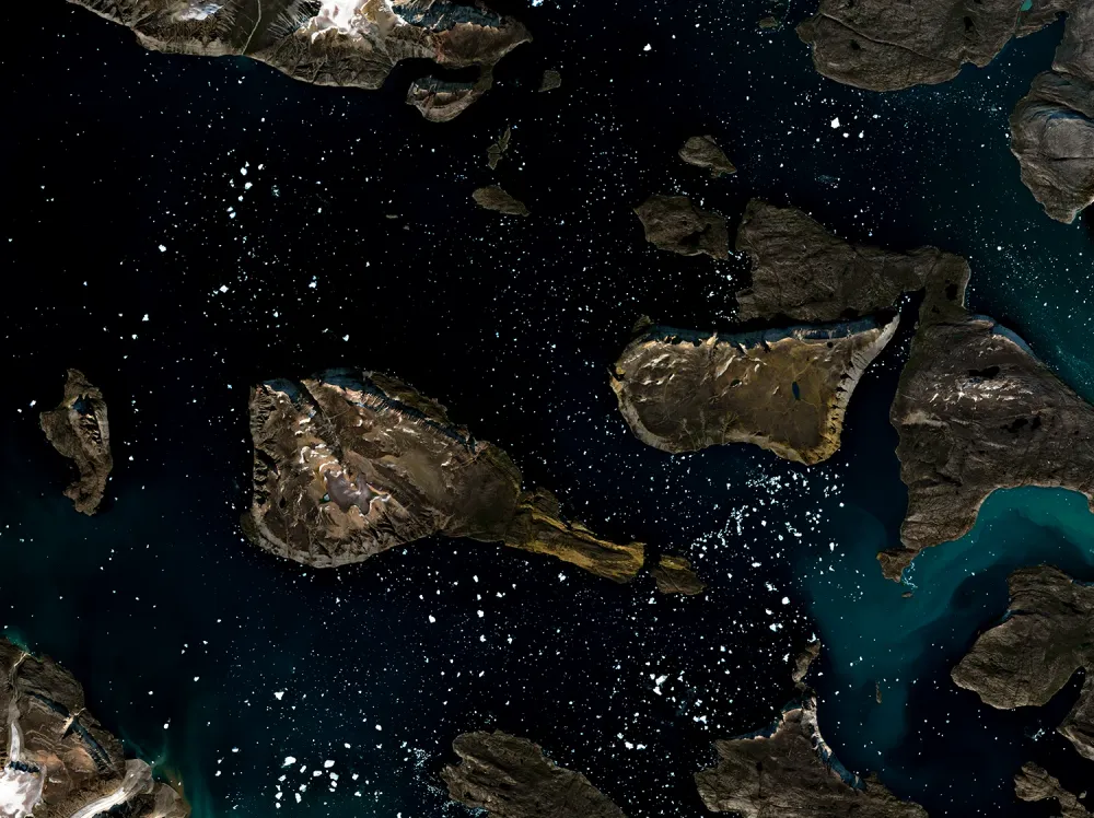 Groenland — constellations — Les fragments de glace ponctuent les eaux sombres, comme une constellation vue depuis la Terre.