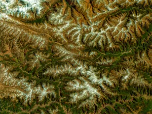 Linzhi — reliefs — Les chaînes de montagnes dessinent des sillons fins, dans une palette de verts et d’ocres.