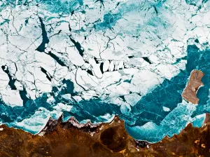 Balkhash — verre brisé — La glace du lac Balkhash forme une mosaïque de fragments blancs et bleus, en contraste avec les terres.