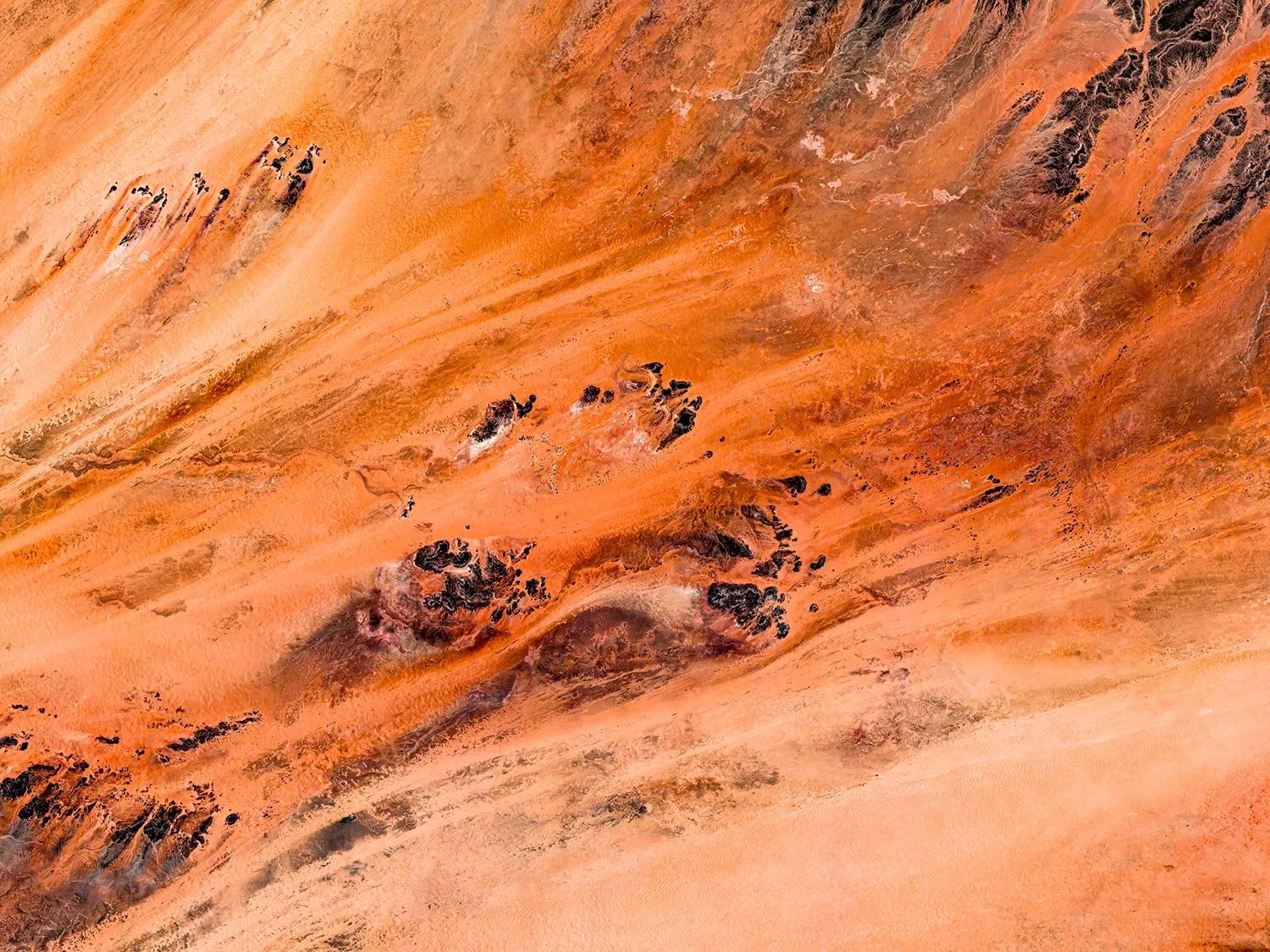 Tchad — paysages de Mars — Les terres de l’Ennedi et les traînées de sable rappellent un paysage d’une autre planète.