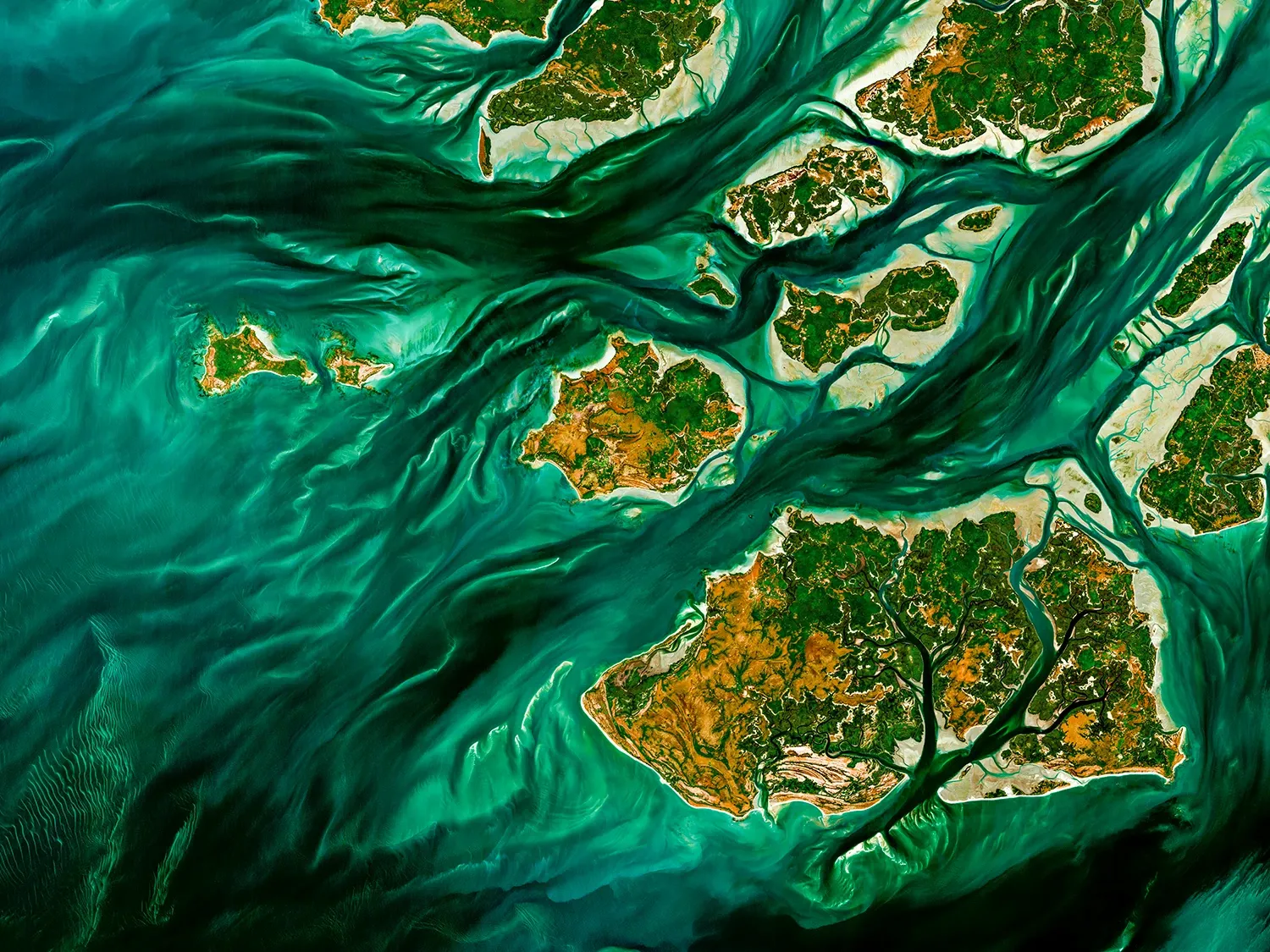 L’archipel des Bijagos — Les courants de l’Atlantique se glissent entre les îles, dans un entrelacement de verts et de bleus.