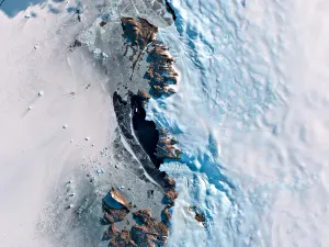 Duel de glace — Deux étendues de glace se rencontrent, entre contours tranchés et textures plus douces.