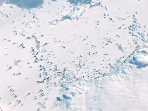 Le Continent Blanc — Un paysage blanc ponctué d’ombres bleues et de reliefs, dans un équilibre presque minimaliste.